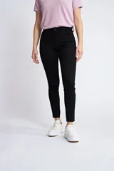 Pantalón de gabardina corte skinny, color beige, con diseño de cinco bolsillos, cierre de cremallera y botón frontal.