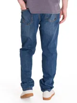 Jeans de corte slim con diseño clásico de cinco bolsillos, cierre de cremallera y botón metálico. Presenta costuras reforzadas en tono contrastante y detalles de marca en remaches y parches traseros.