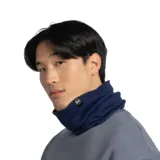 Cuello de punto circular marca Buff, color azul marino, con diseño tejido y etiqueta pequeña con logo de la marca.