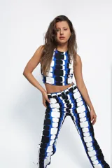 Pantalón de corte recto y tiro medio-alto, confeccionado en crepé con estampado geométrico en tonos azul, blanco y negro. Cuenta con pretina, cierre y botón frontal.