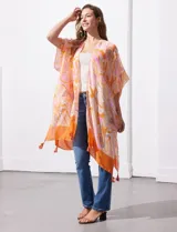 Kimono tejido con estampado abstracto en tonos naranja, rosa y blanco, con mangas amplias estilo japonés y terminación con borlas.