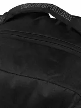 Mochila negra marca CAT, modelo Explorer, con compartimento acolchado para laptop, bolsillo frontal con cremallera, bolsillos laterales de malla, correas acolchadas para los hombros y panel trasero, asa de transporte en la parte superior y detalles de cordones. Fabricada en poliéster ripstop reciclado.