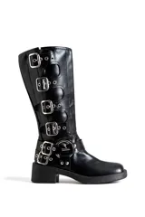 Borcegos negros de eco cuero con hebillas plateadas y suela track.