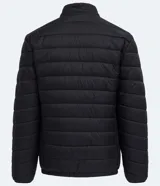 Campera ultraligera de cuello alto con cierre frontal por cremallera. Presenta un diseño acolchado con costuras en forma de V, mangas largas con puños ajustados y bolsillos laterales con cierre. Incluye saco para guardar.