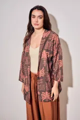 Kimono de viscosa color cobre con estampado de hojas y palmeras, de manga corta tres cuartos y diseño abierto y fluido.
