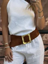 Faja de gamuza color óxido con hebilla grande de bronce texturizado de forma cuadrada.