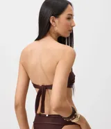 Top de bikini bandeau color marrón en tejido de microfibra texturizado, sin breteles y con detalle calado central de tiras horizontales.