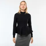 Sweater negro de manga larga con cuello alto y peplum ajustado a la cintura.