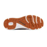 Championes Columbia modelo Castback PFG, color beige con suela blanca y base de caucho color caramelo. Diseñados con malla transpirable, orificios de drenaje laterales y tecnología de amortiguación para mayor estabilidad en terrenos mojados.