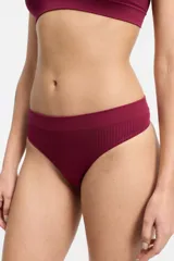 Bombacha tipo colaless de tiro bajo, confeccionada en tejido de punto canalé con diseño seamless.