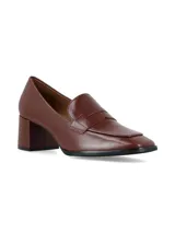 Mocasín de cuero color marrón, con taco ancho y punta cuadrada, caracterizado por su diseño clásico y elegante.