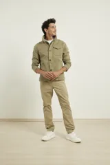 Pantalón de gabardina color verde con corte recto, bolsillos laterales y traseros.