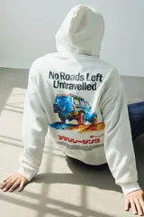 Canguro de algodón color blanco con capucha ajustable, bolsillo frontal tipo canguro y estampado gráfico en el pecho con texto en japonés y la leyenda Masashi 4x4.