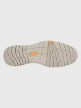 Zapato de vestir Hush Puppies modelo Rustic, confeccionado en cuero color marrón con cordones al tono. Presenta una suela de EVA en color gris claro con detalle de marca FLX en el lateral.