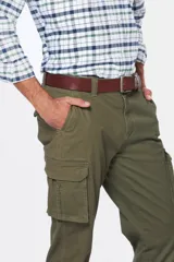 Pantalón cargo de gabardina en color verde militar, con bolsillos laterales tipo cargo con solapa y cierre de botón, y bolsillos frontales clásicos.