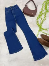 Pantalón de jean estilo oxford, de tiro alto y color azul oscuro, con corte ajustado en la parte superior y acampanado hacia el ruedo.