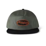 Gorra de visera plana con corona color verde militar y visera negra. Presenta un parche ovalado frontal con el logo 'Former' bordado en color naranja sobre fondo negro.