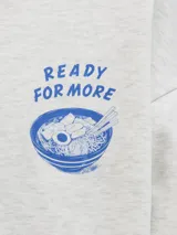 Buzo blanco melange de algodón con cuello redondo, estampa azul en el frente y calce amplio.