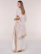 Kimono de gasa ligera con estampado floral en tonos de azul y blanco, silueta amplia, mangas cortas y detalle de borlas en el ruedo asimétrico.