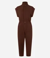 Mono largo de sarga color marrón, con cuello alto, cierre frontal con botones ocultos, sin mangas y bolsillos laterales. Incluye trabillas para cinturón.