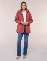 Campera impermeable Gallery color azul marino, con capucha plegable, cierre frontal con solapa de botones a presión, bolsillos y cordón de ajuste en la cintura.