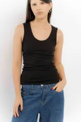 Musculosa negra de algodón con cuello redondo y corte ajustado.