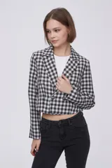 Blazer corto con estampado a cuadros blancos y negros, solapas y cierre con dos botones.