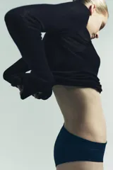 Braguita de tiro alto color azul marino, confeccionada en mezcla de algodón y modal, con cintura ancha y costuras marcadas en el delantero.