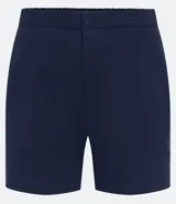 Bermuda de hombre, corte slim, color blanco con textura visible. Confeccionada principalmente en lino y algodón, con un pequeño porcentaje de elastano para mayor ajuste. Presenta cintura elástica y bolsillos laterales.