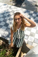 Conjunto tejido de chaleco y pantalón a rayas verticales color marrón y negro. Chaleco con botones y pantalón de corte recto.