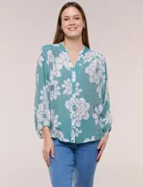 Blusa holgada de gasa texturizada color blanco con estampado de lunares negros, escote en V con botones frontales, mangas 3/4 abullonadas y puños elásticos.