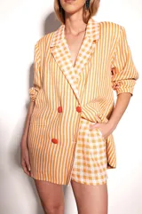 Short sastrero de lino con estampado de rayas verticales naranjas y blancas, corte holgado.
