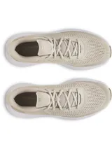 Championes de running Under Armour Charged Rogue 5, color beige con entresuela blanca. Presentan parte superior de malla técnica transpirable, plantilla Deluxe Comfort System y entresuela Charged Cushioning para mayor amortiguación y respuesta.