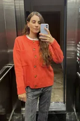 Saco tejido de lana color naranja con botones marrones y bolsillo de parche.