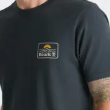 Remera Roark Earth & Sea de manga corta y cuello redondo, color gris oscuro, con pequeño estampado gráfico en el pecho.
