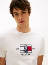 Remera de cuello redondo Tommy Hilfiger confeccionada en puro algodón, con corte regular y logo gráfico náutico bordado en el pecho.