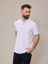 Chomba azul marino de piqué de algodón con cuello clásico y tapeta de dos botones. Logo bordado en el pecho. Corte clásico.
