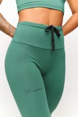 Calza deportiva roja de tiro alto con cordón ajustable en la cintura y logo estampado en la pierna.