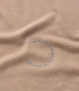 Remera deportiva masculina de manga corta y cuello redondo, confeccionada con tecnología Dry, que facilita la evaporación del sudor. Presenta un pequeño logo circular en el pecho.