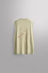 Musculosa Zara Athleticz de corte holgado, confeccionada en tejido ligero de lino y algodón, con cuello redondo y diseño sin mangas.