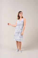 Camisón sin manga de color celeste con estampado de hojas en tonos azules, escote en V con botones frontales y corte recto.