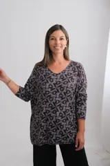 Sweater de punto con estampado geométrico de mosaicos en tonos gris y negro, de corte amplio, escote en V y manga larga.