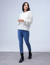 Buzo de lana color gris con mangas caladas.