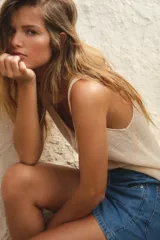 Top de punto color beige claro con escote redondo y tirantes finos.