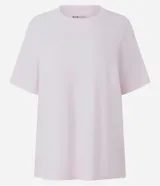 Remera boxy de manga corta y cuello redondo, confeccionada en algodón liso negro de corte holgado.