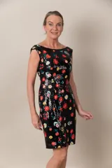 Vestido negro de lentejuelas con bordado de flores en hilo de color coral, verde, etc. Vestido de línea recta con cuello bote y espalda en V.