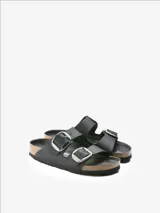Sandalias Birkenstock Arizona con hebillas grandes plateadas y plantilla anatómica de corcho y látex.