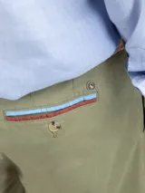 Bermuda lisa color verde agua, marca El Ganso, corte regular fit, con bolsillos laterales y traseros con cintas insertadas. Tinte pigmentario consiguiendo un color desgastado.