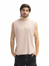 Musculosa de corte oversized color negro, con cuello redondo y estampa frontal en color blanco con la frase 'EASY COME'.