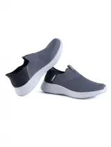 Championes slip-on negros de Umbro, con capellada de tejido flyknit y suela de phylon.